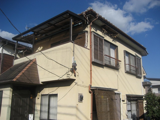 川越市で半壊したトタン屋根と崩落した雨樋、そして軒天剥がれの工事です！